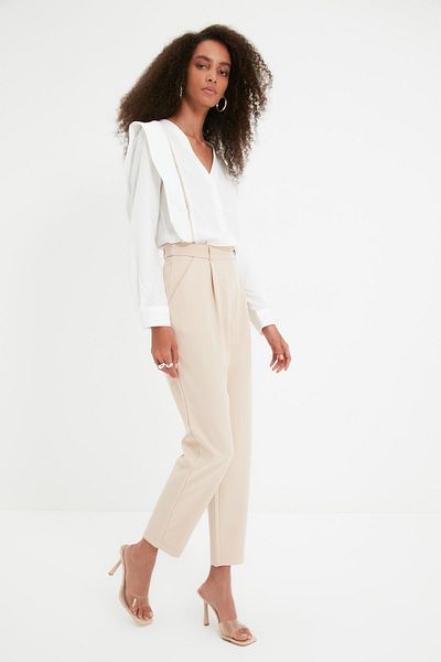 Trendyol Collection Beigefarbene Stoffhose mit Zigarettenmuster TWOAW22PL0363