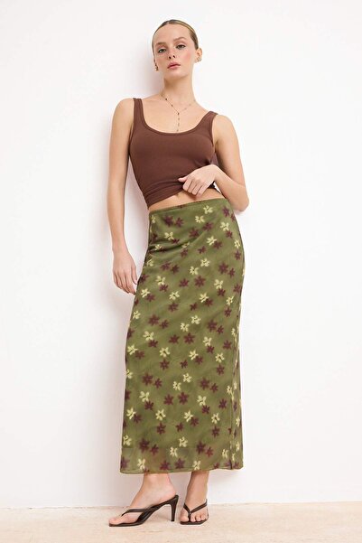 ترينديول كوليكشن تنورة مرنة من التول المزخرف بنمط تجريدي باللون الكاكي مع تفا...