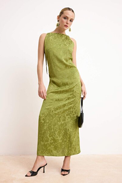 ترينديول كوليكشن فستان ميدي منسوج بتفاصيل كشكشة وثنيات باللون الأخضر الزيتي T...