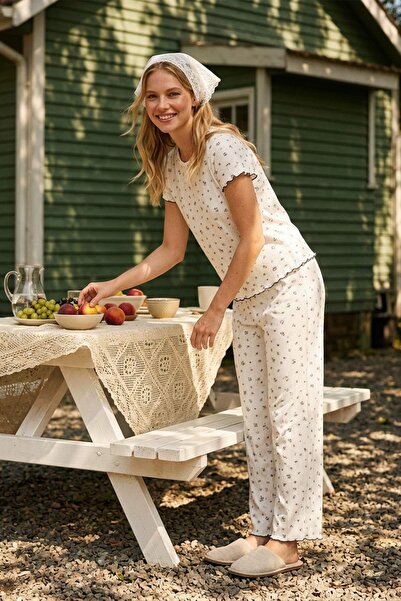 Trendyol Collection Weißes Pyjama-Set aus 100 % Baumwolle mit Blumenmuster, O...