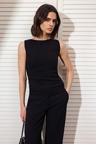 Trendyol Collection بلوزة أنيقة منسوجة من خيوط سوداء فاخرة بياقة قاربية وتفاص...