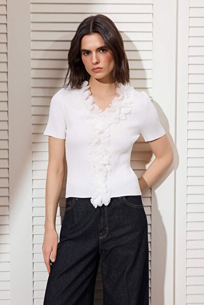 ترينديول كوليكشن بلوزة تريكو بتفاصيل زهرة التول ذات الرقبة على شكل حرف V TWOS...