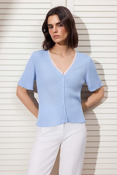 Trendyol Collection Babyblaue, schmal geschnittene Strickbluse mit V-Ausschni...