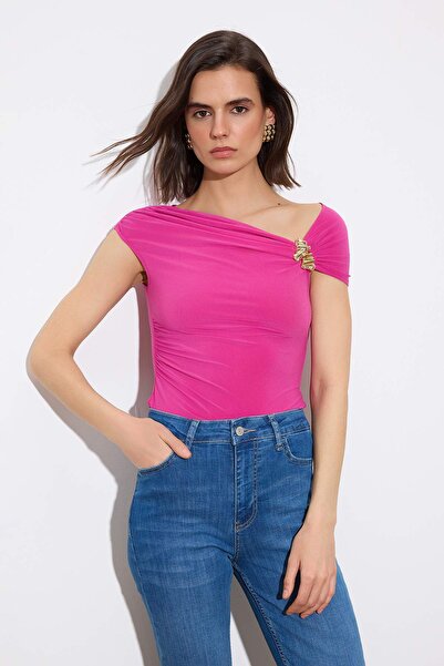 Trendyol Collection Φούξια ελαστική πλεκτή μπλούζα με ασύμμετρο λαιμόκοψη και...