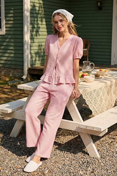 Trendyol Collection Σετ πιτζάμες με ροζ καρό σχέδιο, βολάν και υφαντό ύφασμα ...