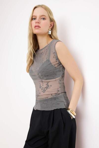 Trendyol Collection Siva cvetna bluza bez rukava sa ušivenim izrezom i tkanim...