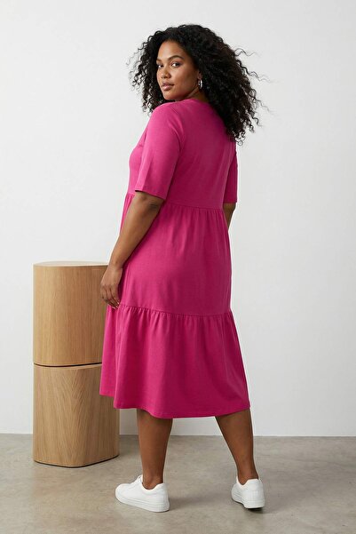 Trendyol Curve Φούξια φόρεμα με λαιμόκοψη και βολάν, 100% βαμβακερό πλεκτό TB...