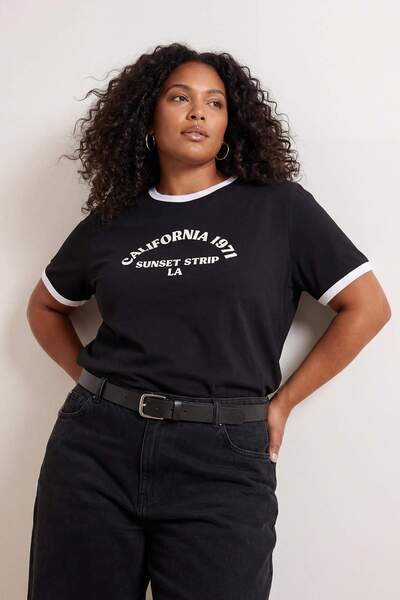 Trendyol Curve Μαύρο πλεκτό μπλουζάκι με στάμπα και λαιμόκοψη ποδηλάτου, μεγά...