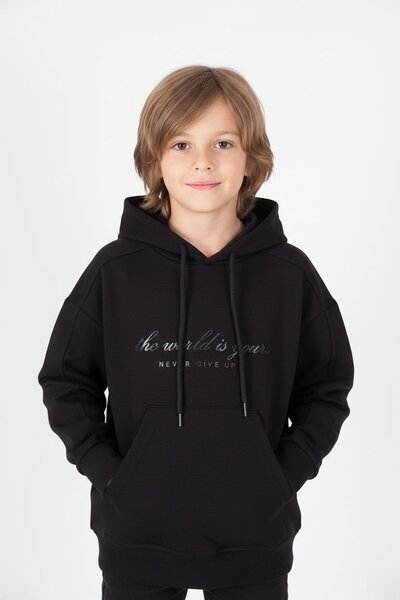 Cansın Mini سويت شيرت للأولاد - أسود، كتابة على الصدر، جيب الكنغر، هودي 19339