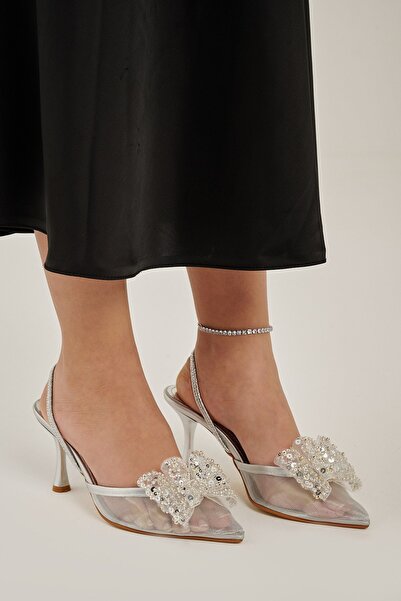 Modezya حذاء ريجينا ذو كعب نسائي مرن بتفاصيل حجرية شفافة باللون الفضي