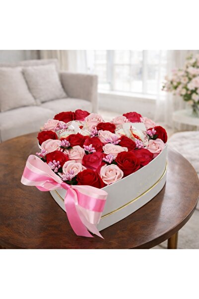 velve Aranjament floral personalizat, cutie alba in forma de inima cu trandaf...