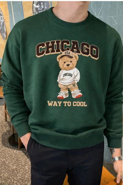 COMBİNE MİCHAİL سويت شيرت رجالي فضفاض باللون الأخضر الداكن بطبعة شيكاغو