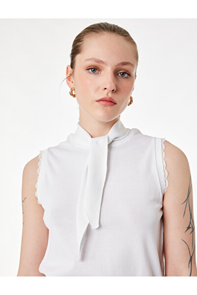 Koton Lace Detailed Crew Neck Sleeveless Knitwear Blouse