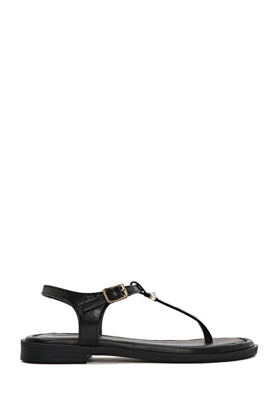 Derimod Kadın Siyah Bilekten Tokalı Parmak Arası Deri Sandalet 26SFD201116