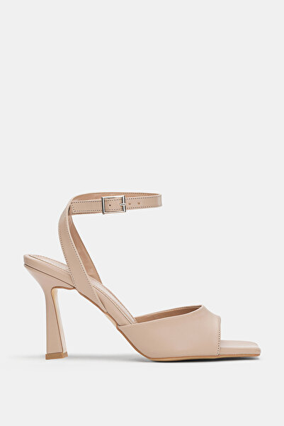 selin shoes حذاء نسائي بكعب عالٍ وحزام للكاحل من Elvane - بيج