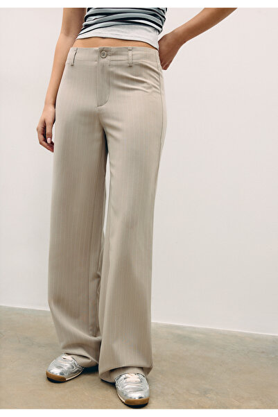 Stradivarius بنطلون أنيق قصة ضيقة وأرجل مستقيمة