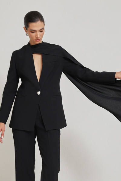 Setre Siyah Pelerin Detaylı Kadın Takım Elbise