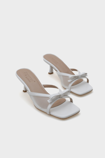 Capone Outfitters شبشب نسائي من Midge بكعب متوسط ​​وشبكة على شكل فيونكة