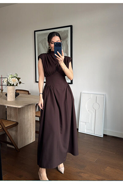 MareandCo Kahverengi Vatkalı Dik Yaka Belden Oturtmalı Elbise
