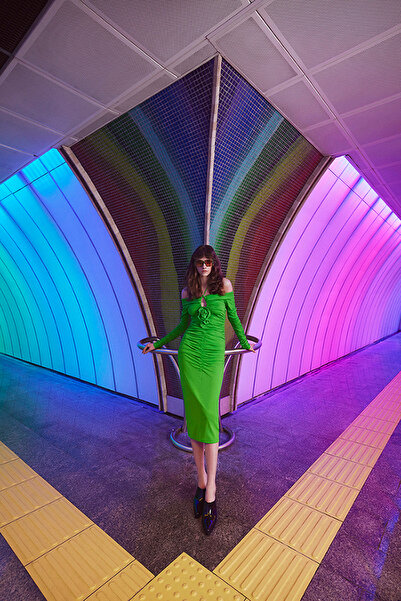 Jus De Pommes YEŞİL BÜZGÜ DETAYLI KAYIK YAKA UZUN KOLLU MİDİ BOY ELBİSE