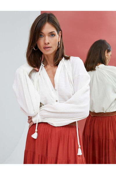 Koton بلوزة ذات أكمام بالونية وأزرار وتفاصيل ربطة عنق