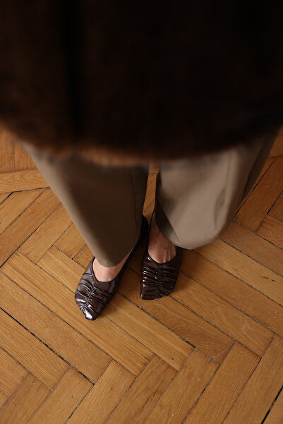 LUTVELIZADE حذاء باليرينا 2601 - حذاء نسائي بلون بني غامق مع رباط عند الأصابع