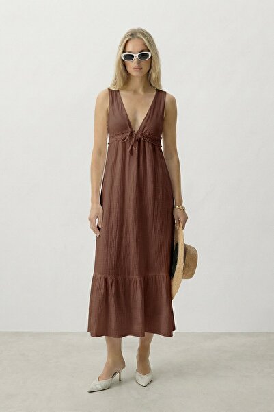 VAGGON Kahverengi V Yaka Fırfır Detaylı Astarlı Müslin Elbise