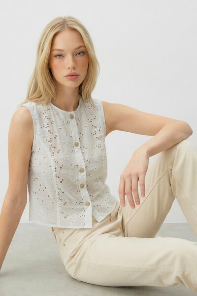 VAGGON White Crew Neck Guipure Vest