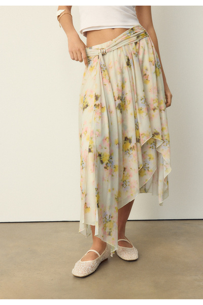 Stradivarius تنورة ميدي من التول المطبوع مع تطريز ذهبي