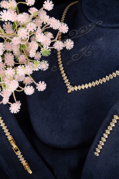 MOSSMOUR مجموعة أقراط وقلادة من الذهب على شكل حرف V مرصعة بحجر الزركون على شك...