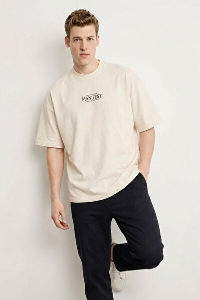 COMBİNE MİCHAİL تي شيرت رجالي مطبوع عليه مانيفست بلون كريمي كبير الحجم