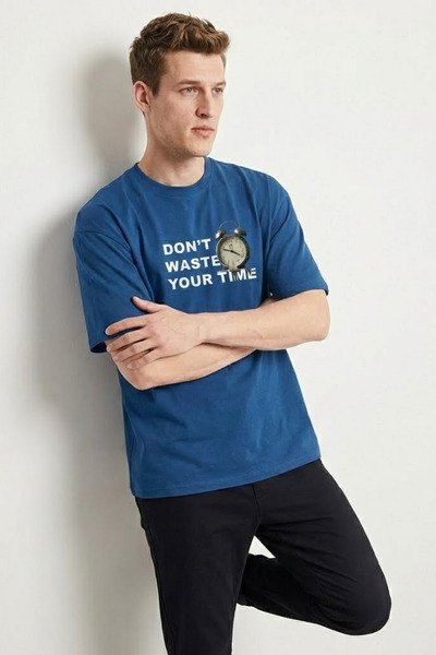 COMBİNE MİCHAİL تي شيرت رجالي باللون الأزرق مطبوع عليه Don't Waste Time