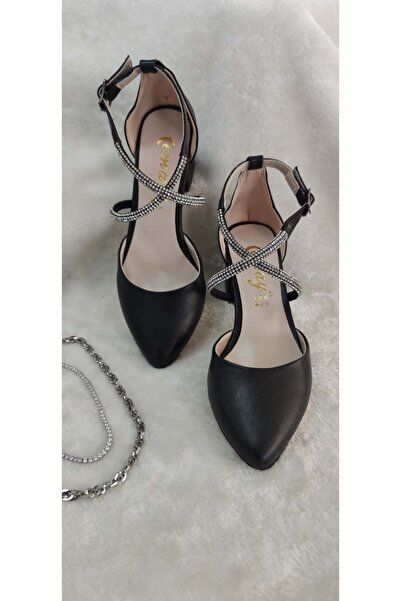 ÇİĞDEM KUNDURA ÇİĞDEM SİYAH ÇAPRAZ TAŞ BANTLI SİVRİ BURUN TOPUKLU AYAKKABI (C...