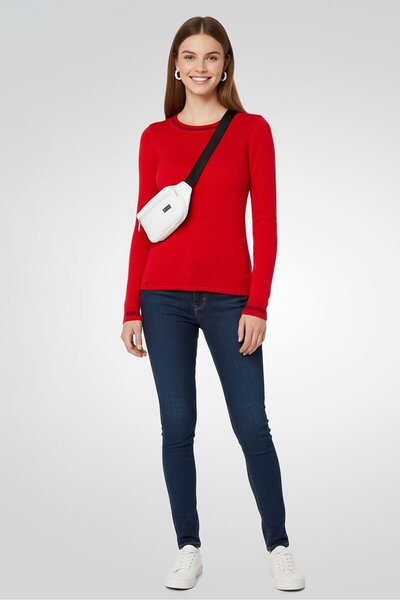 Lacoste سترة نسائية محبوكة برقبة دائرية، باللون الأحمر