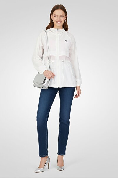 Calvin Klein جاكيت نسائي مقاوم للرياح بأكمام طويلة وشعار العلامة التجارية، أبيض