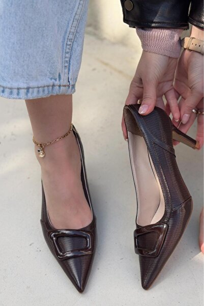 I Love Shoes حذاء فينريل بكعب ستيليتو بلون بني فاتح من الجلد اللامع مع تفاصيل...