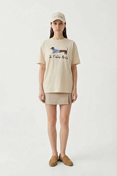 Quzu Оверсайз тениска с бродерия на куче в бежово