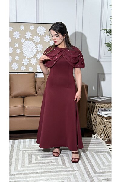 TREASUREISLAND This evening dress features a straight, wide cut with a smooth...