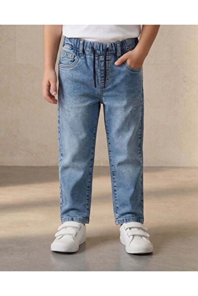 REDTAG بنطلون جينز للأولاد، فاتح اللون، مزين برسومات شخصيات كرتونية، سهل الار...