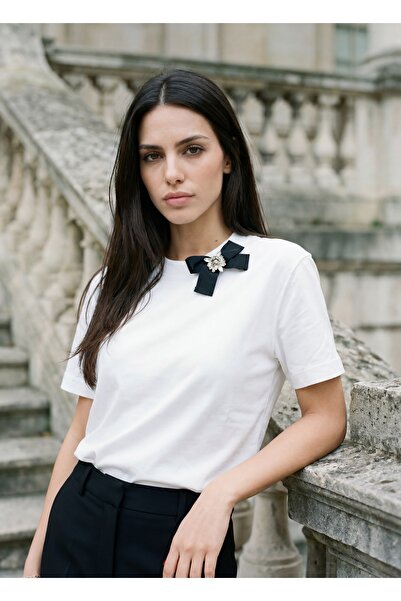 Amia&Co. Beyaz Bisiklet Yaka Taş Detaylı Fiyonk Aksesuarlı Kısa Kollu Kadın T...