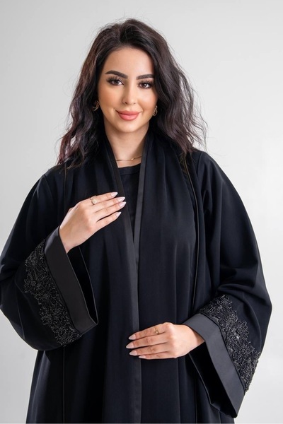 Al Afnan Boutique A luxurious abaya made of cobra Crepe fabric with a distinc...