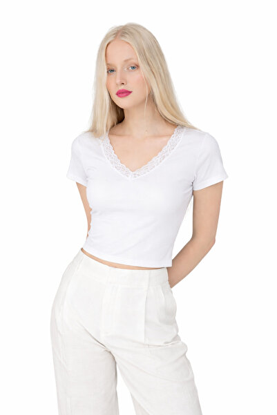 PIOVE بلوزة بتفاصيل دانتيل وياقة على شكل V - كوكا شارم