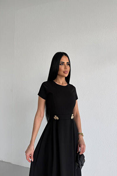 KAMACI BUTİK فستان كيلو شيرلينغ بياقة دائرية وتفاصيل بروش عند الخصر