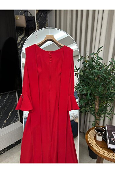 Model Leyna A striking red dress with a modern and elegant design.