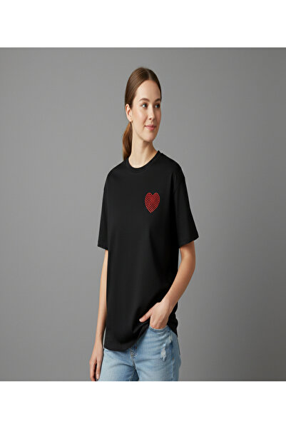 Mayer Butik تي شيرت أسود كبير الحجم مطبوع عليه حجر كريستال على شكل قلب أحمر ل...