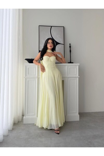 Viola2026 An elegant evening dress in a soft lime green color,