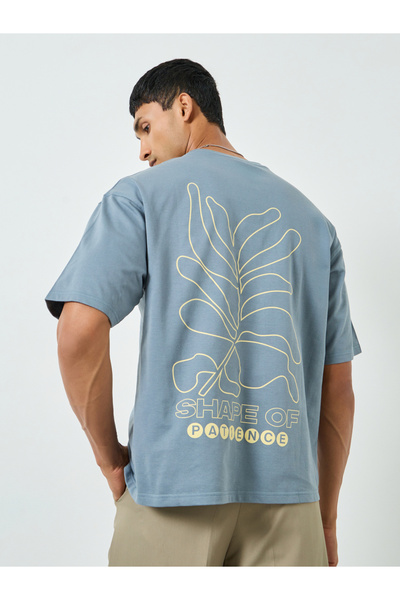 Styli تي شيرت رجالي رمادي اللون بطباعة جرافيكية كبيرة الحجم