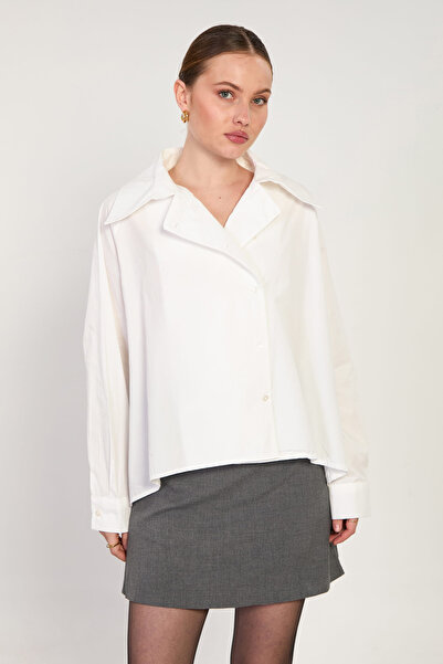 BARRELS AND OIL قميص نسائي كبير الحجم بياقة مدببة وأزرار جانبية - أبيض