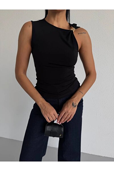 hazelin Bluză de damă neagră cu cataramă aurie și detaliu la umăr HZL26W-FRY1...