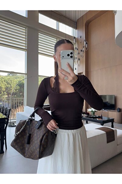 BB Bensu Buyruk Bluză cu guler deschis și dantelă la gât, maro